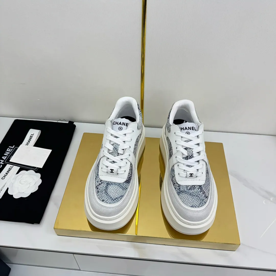 👟👟Ex-factory price 680👟👟 Upgraded version, upgraded version, upgraded version! No rebuttal accepted! ! ! ! Chanel Chanel panda shoes! 2025 counter's top casual sports shoes. This classic design; the upper is electro-embroidered with a variety of techniques; the outsole is fashionable and sporty; the unusual inclusion of a variety of color matching elements... The diversified mix and match is very good-looking and versatile, and can be used for leisure, fashion, sports, and outdoor... ꫛꫀꪝ Go➫ Materials: ❶Upper made of: original imported first-layer silk cowhide + original waterproof cloth + original first-layer cowhide ❷Inner lining: Original Yangli+Net ❸Outsole based on: Original TPU combination outsole Counter boutique packaging complete set for women 35–41 👉 👉 👉 👉 👉 👉 👉